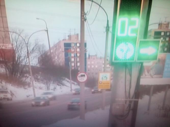 Дополнительная секция с зеленой стрелкой у светофора , нужна для выполнения разворота на перекрестке