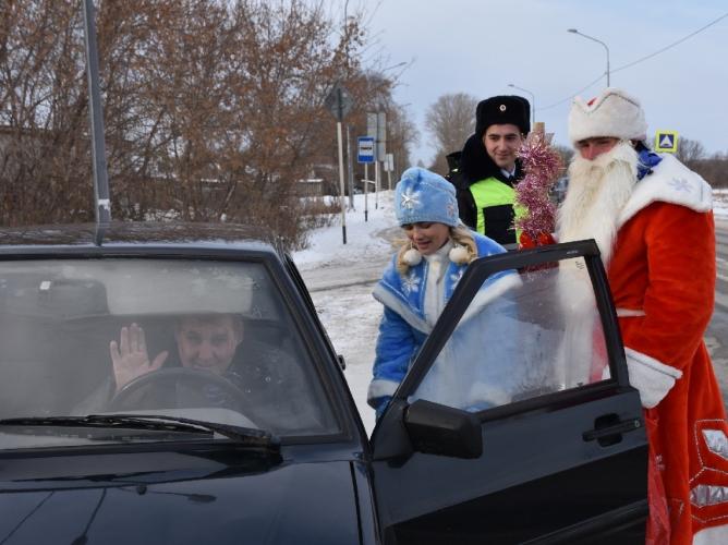 Сотрудники ГИБДД Похвистневского района провели праздничную акцию с участниками дорожного движения