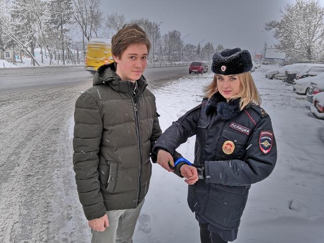 В Смоленске сотрудники ГИБДД провели акцию «Будь заметнее, пешеход!»