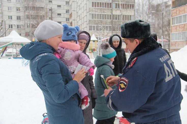 Автоинспекторы Йошкар-Олы проводят беседы во дворах с детьми и их родителями
