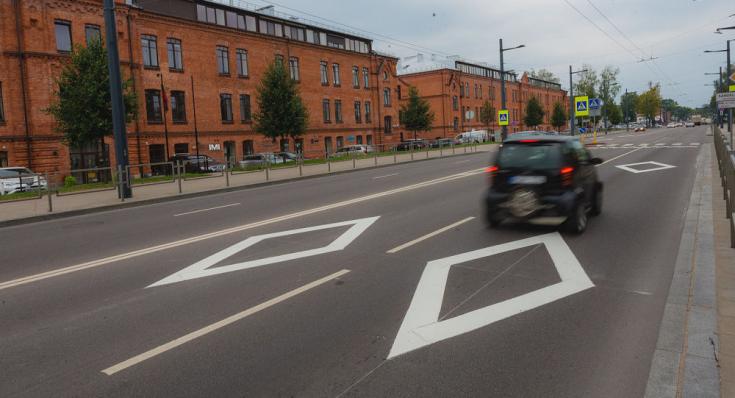 В Каунасе предложили внести "ромбовидную" дорожную разметку в ПДД