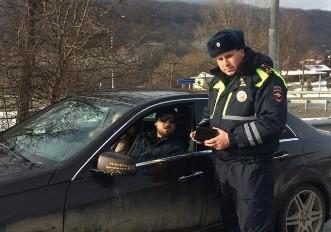 В Адыгее госавтоинспекторы призвали автолюбителей к безопасному поведению на дороге в зимний период