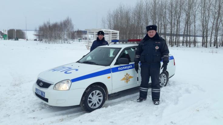 В Татарстане сотрудники ГИБДД помогли замерзавшему на трассе водителю