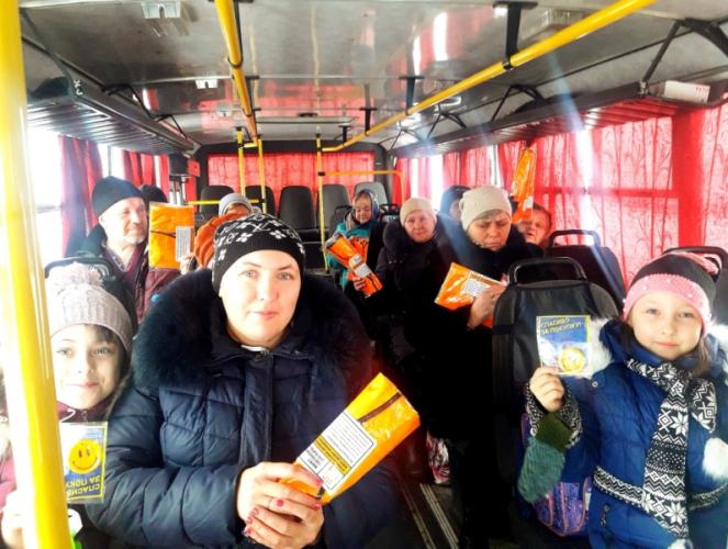 В Белгородской области пассажиры автобусов пригородного сообщения получили световозвращающие аксессуары