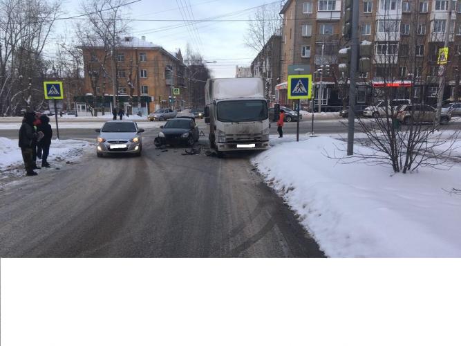 Госавтоинспекция Пермского края разъясняет опасность проезда на запрещающий сигнал светофора