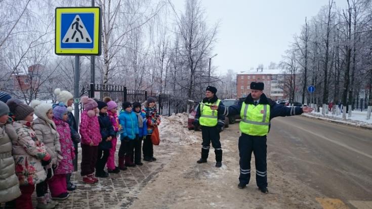 Госавтоинспекция предупреждает, что дети скоро пойдут в школы после зимних каникул