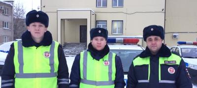 В Пермском крае сотрудники ГИБДД помогли водителю и двум детям, которые замерзали на трассе в сильный снегопад