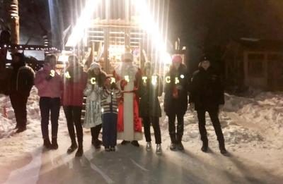 Посетители зимнего курорта Приэльбрусье изучают эффективность световозвращающих аксессуаров
