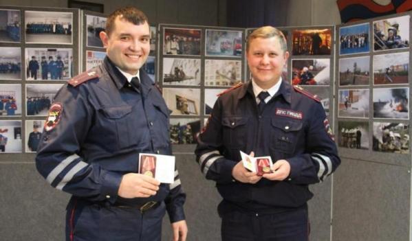 В Красноярском крае сотрудников ГИБДД наградили за отвагу на пожаре