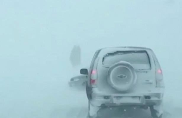Несколько десятков автомобилей оказались в снежном плену на трассе «Ростов-Таганрог»