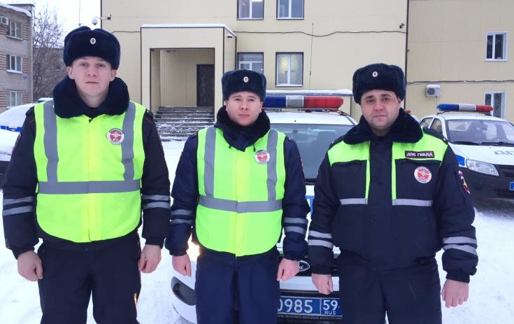 В Пермском крае сотрудники ГИБДД помогли водителю и двум детям, которые замерзали на трассе в сильный снегопад