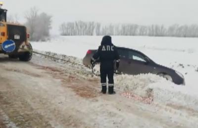 В Татарстане автоинспекторы помогли автомобилисту выбраться из снежного плена