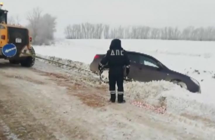 В Татарстане автоинспекторы помогли автомобилисту выбраться из снежного плена