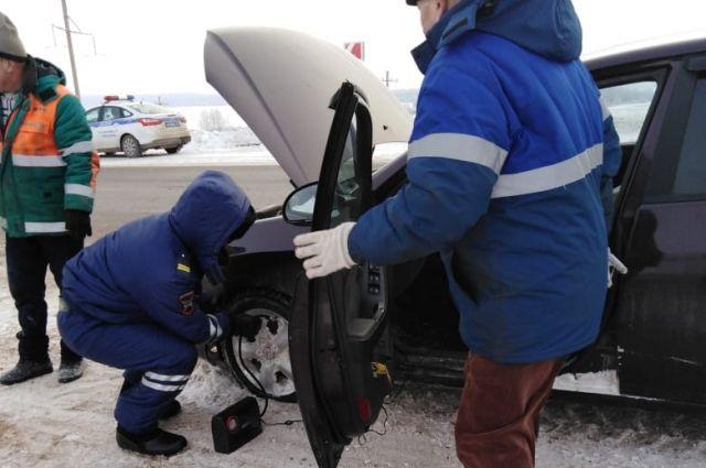 В РТ сотрудники ГИБДД помогли водителю вытащить машину из снега на трассе