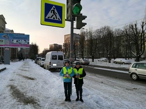 Сотрудники ГИБДД совместно с юными инспекторами движения Регионального центра ЮИД «Балтика» провели профилактическое мероприятие «Засветись и стань заметнее»