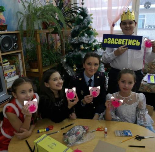 Автоинспекторы Подмосковья провели тематический мастер-класс по изготовлению световозвращающего символа нового года