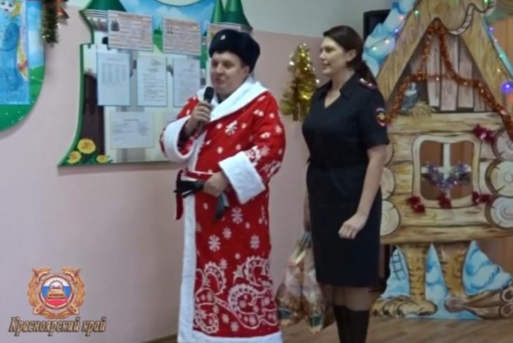 В Красноярском крае начальник Госавтоинспекции поздравил воспитанников детского дома