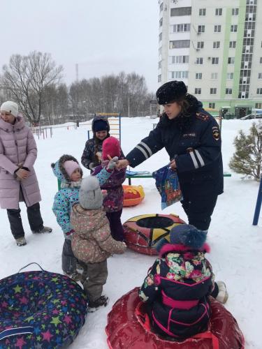 Полицейские продолжают работу по профилактике детского дорожно—транспортного травматизма и в праздничные дни