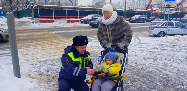 Сотрудники ГИБДД г. Москвы призывают пешеходов применять светоотражающие элементы