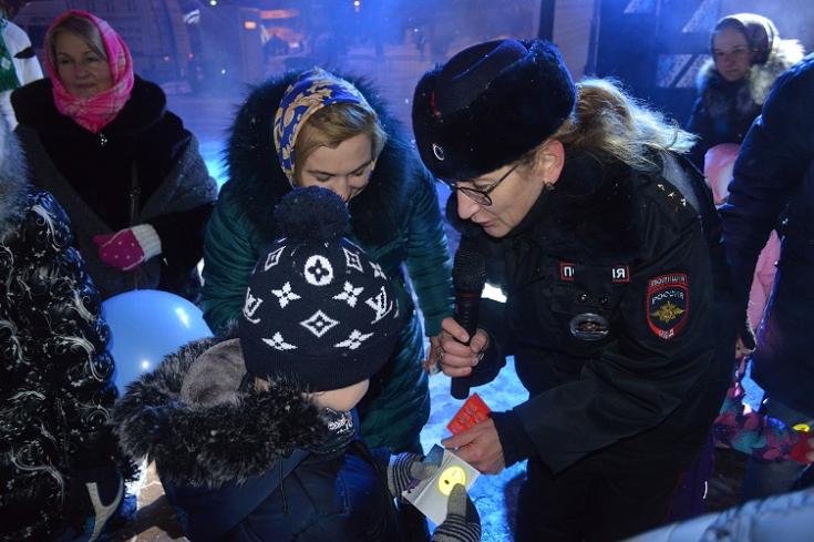 Сотрудники подмосковной Госавтоинспекции напомнили посетителям Новогодней ярмарки о безопасном поведении на дороге в зимний период