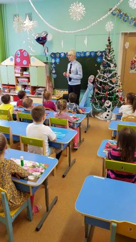Сотрудники столичной Госавтоинспекции провели мастер-класс «Светофор» с дошкольниками