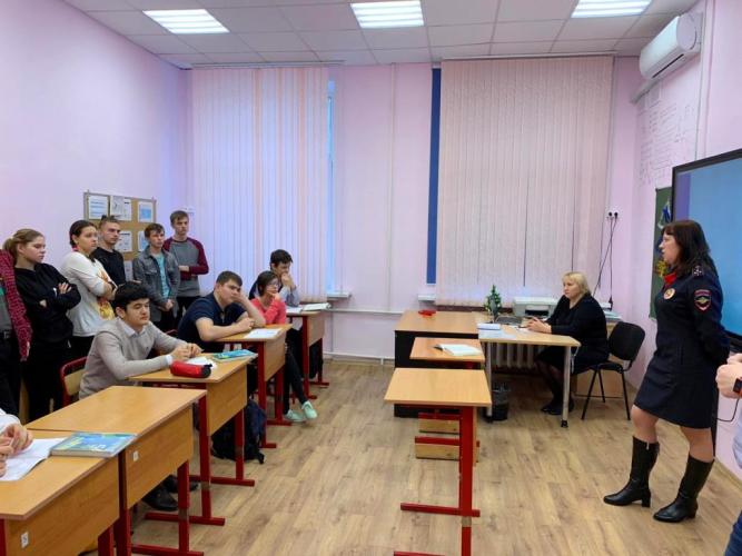 Сотрудники дорожно-патрульной службы посетили коррекционную школу города Москвы.