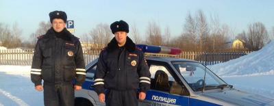 В Томской области сотрудники полиции спасли пенсионерку из горящего дома
