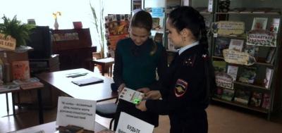 В Липецкой области читателям библиотек вручают световозвращающие наклейки