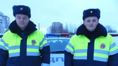 Многодетная семья, замерзавшая на трассе, поблагодарила новгородских автоинспекторов за помощь