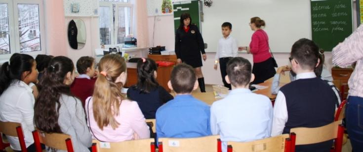 Сотрудники дорожно-патрульной службы посетили коррекционную школу города Москвы.
