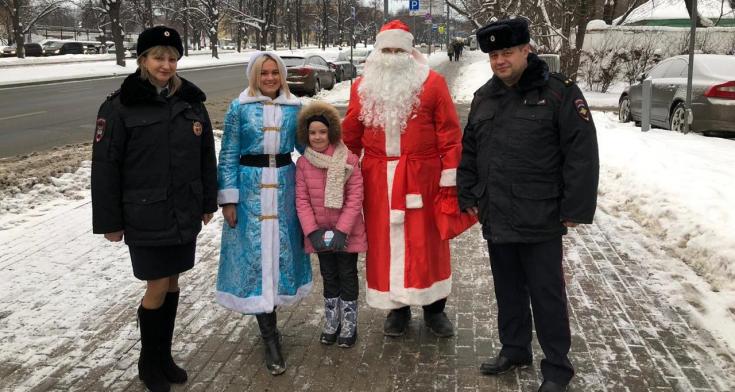 Сотрудники ГИБДД города Москвы дарят праздник водителям и пешеходам
