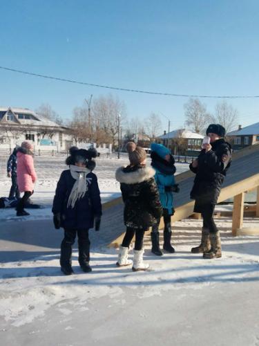 В Прибайкальском районе сотрудники ГИБДД проводят встречи со школьниками на зимних горках