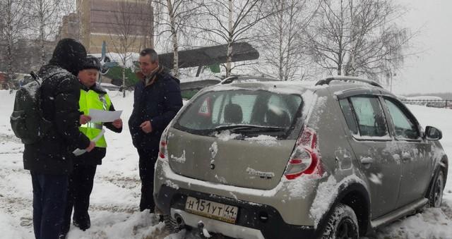 Дорожные полицейские и молодежные активисты Костромы привлекли внимание родителей-водителей к обеспечению безопасности юных пассажиров