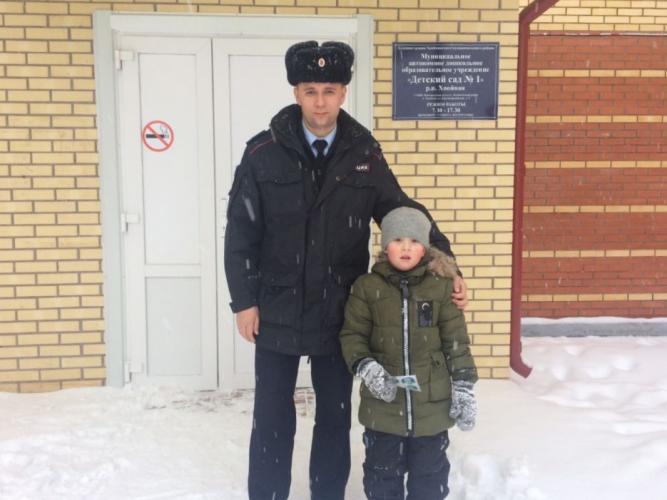 Сотрудник новгородской Госавтоинспекции навестил ребенка, которого спас из горящего дома