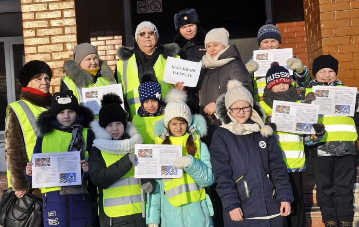 Томские пенсионерки и школьники призвали пешеходов старшего поколения соблюдать правила дорожного движения