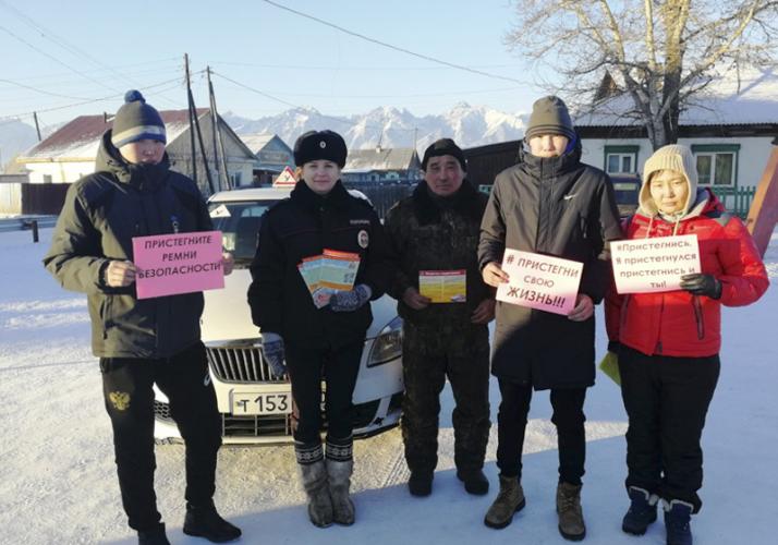 В Бурятии курсанты автошкол призвали водителей и пассажиров пользоваться ремнями безопасности