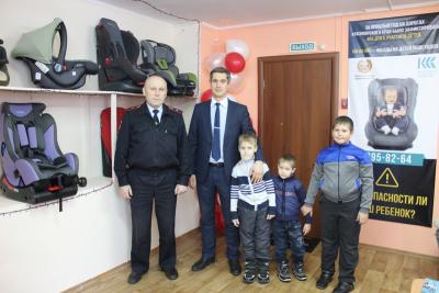 В районах Красноярского края продолжают открываться пункты бесплатного проката автокресел