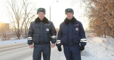 В Красноярском крае инспекторы ДПС помогли водителю, оказавшемуся на дороге в сильный мороз без топлива