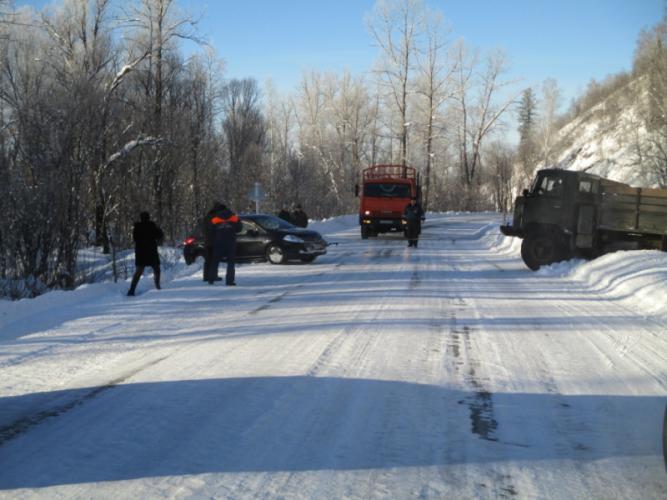 В Республике Алтай сотрудник ГИБДД помог водителю вызволить автомобиль из снежного сугроба