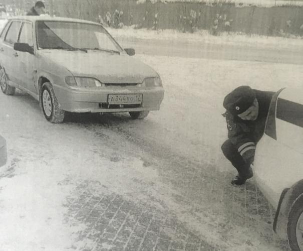 В Чебоксарах инспекторы ДПС помогли отбуксировать заглохший на мосту автомобиль