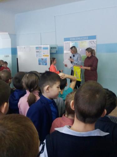 Сотрудники ГИБДД организовали линейку безопасности для учащихся начальных классов Турунтаевской школы
