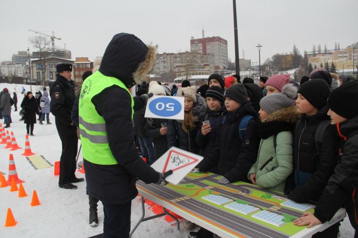 За полугодие свыше четырех с половиной тысяч школьников Липецкой области обучались в инновационной «Лаборатории безопасности»