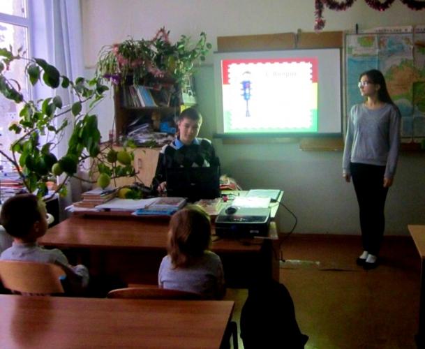 Юные инспекторы липецкого региона знакомят учащихся младших классов с основами ПДД