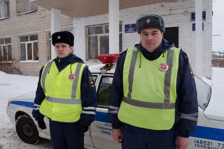 Сотрудники Ярославской Госавтоинспекции помогли не замерзнуть на федеральной трассе семье с детьми, автомобиль которых сломался