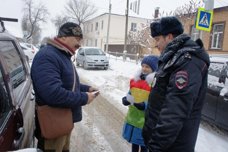 В Воронежской области юные инспекторы движения напомнили участникам дорожного движения о соблюдении Правил дорожного движения в зимнее время