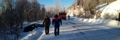 В Республике Алтай сотрудник ГИБДД помог водителю вызволить автомобиль из снежного сугроба