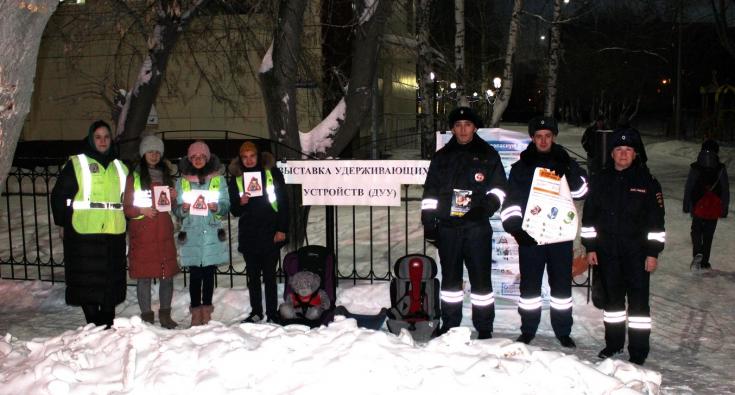 Передвижная выставка удерживающих устройств экспонируется на парковках тюменских образовательных организаций