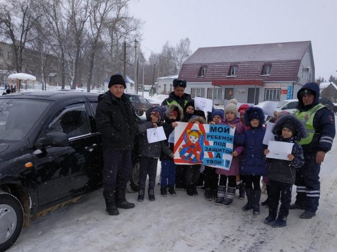 Пензенские школьники напоминают водителям о правилах перевозки детей