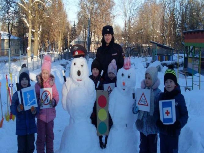 Брянские дети слепили «Снеговиков безопасности»