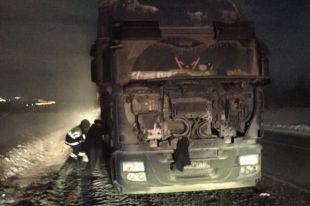 В Татарстане сотрудники ГИБДД потушили внезапно загоревшуюся фуру